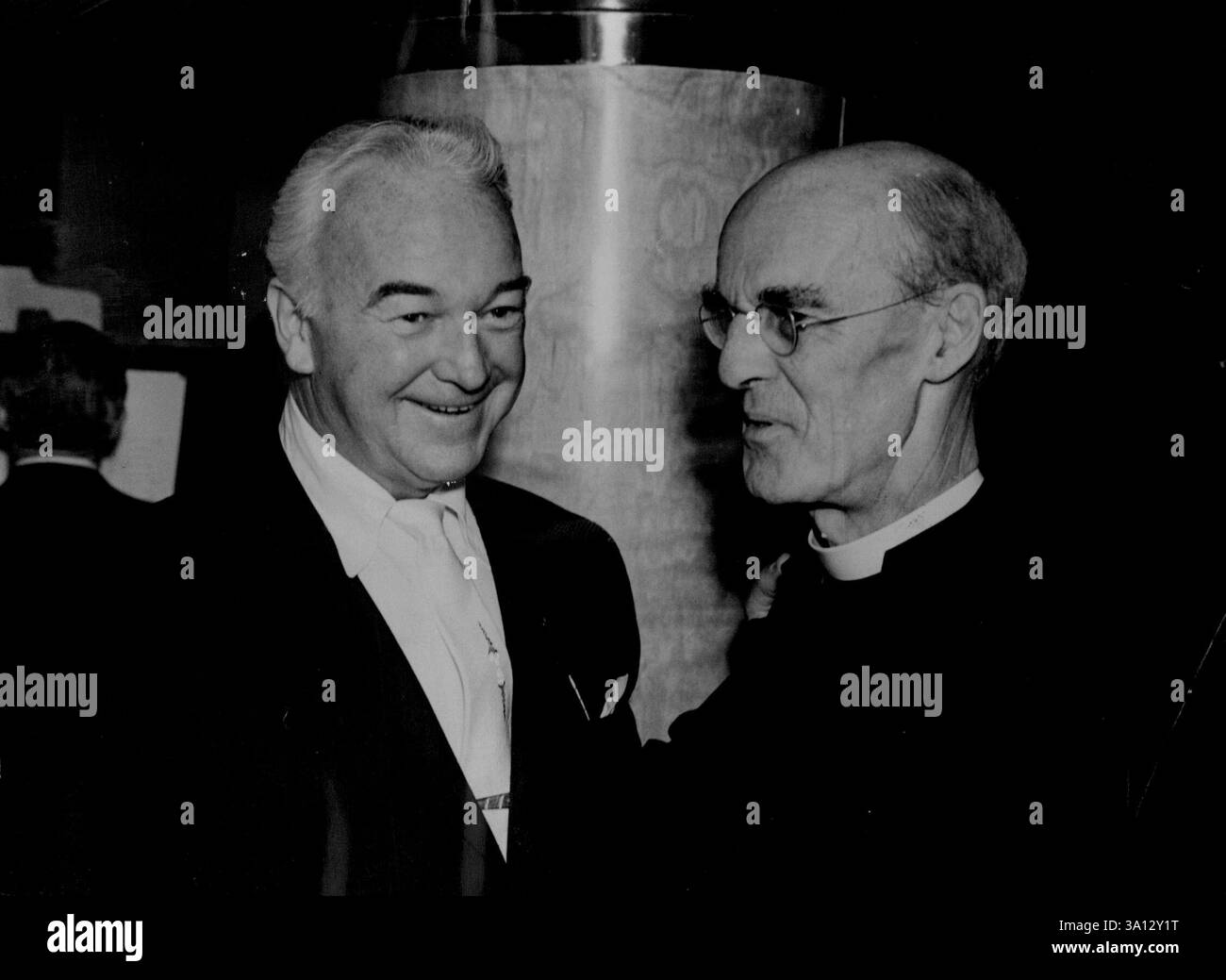 Bill 'Hopalong Cassidy' Boyd End sa femme 'Tripalong' étaient invités d'honneur au déjeuner du Variety Club of Great Britain au Savoy Today. C'était un déjeuner pour marquer le début de l'opération "amitié" dans le cadre de laquelle 48 garçons des États-Unis visitent ce pays avec un nombre similaire de garçons britanniques. Le doyen de Westminster, qui ne lit jamais les histoires de cow-boys, discute avec Bill Boyd au déjeuner du Variety Club. 16 juillet 1954. (Photo par Daily mail Contract). Banque D'Images