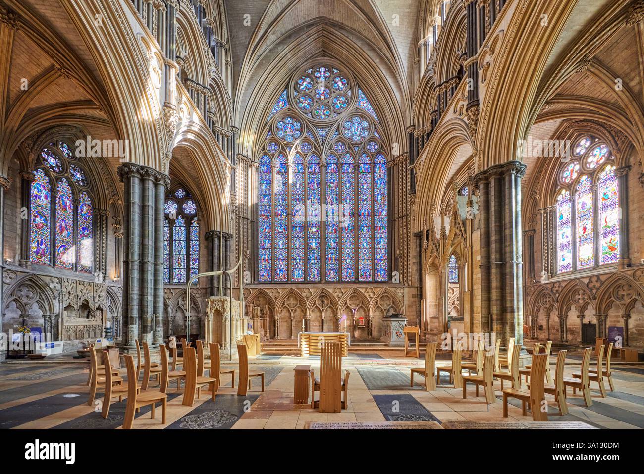 La grande fenêtre est de la chapelle de Hugh de la cathédrale Lincoln est un magnifique chef-d’œuvre de vitraux, inondant l’espace de couleurs vibrantes Banque D'Images