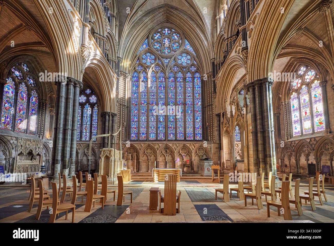 La grande fenêtre est de la chapelle de Hugh de la cathédrale Lincoln est un magnifique chef-d’œuvre de vitraux, inondant l’espace de couleurs vibrantes Banque D'Images