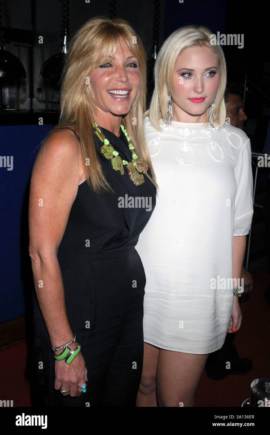 **FICHIER PHOTO** Pamela Bach serait morte de suicide. Hayley Hasselhoff et sa mère Pamela Bach visitent Planet Hollywood Times Square à New York. 26 juillet 2010. Crédit : Dennis Van Tine/MediaPunch Banque D'Images