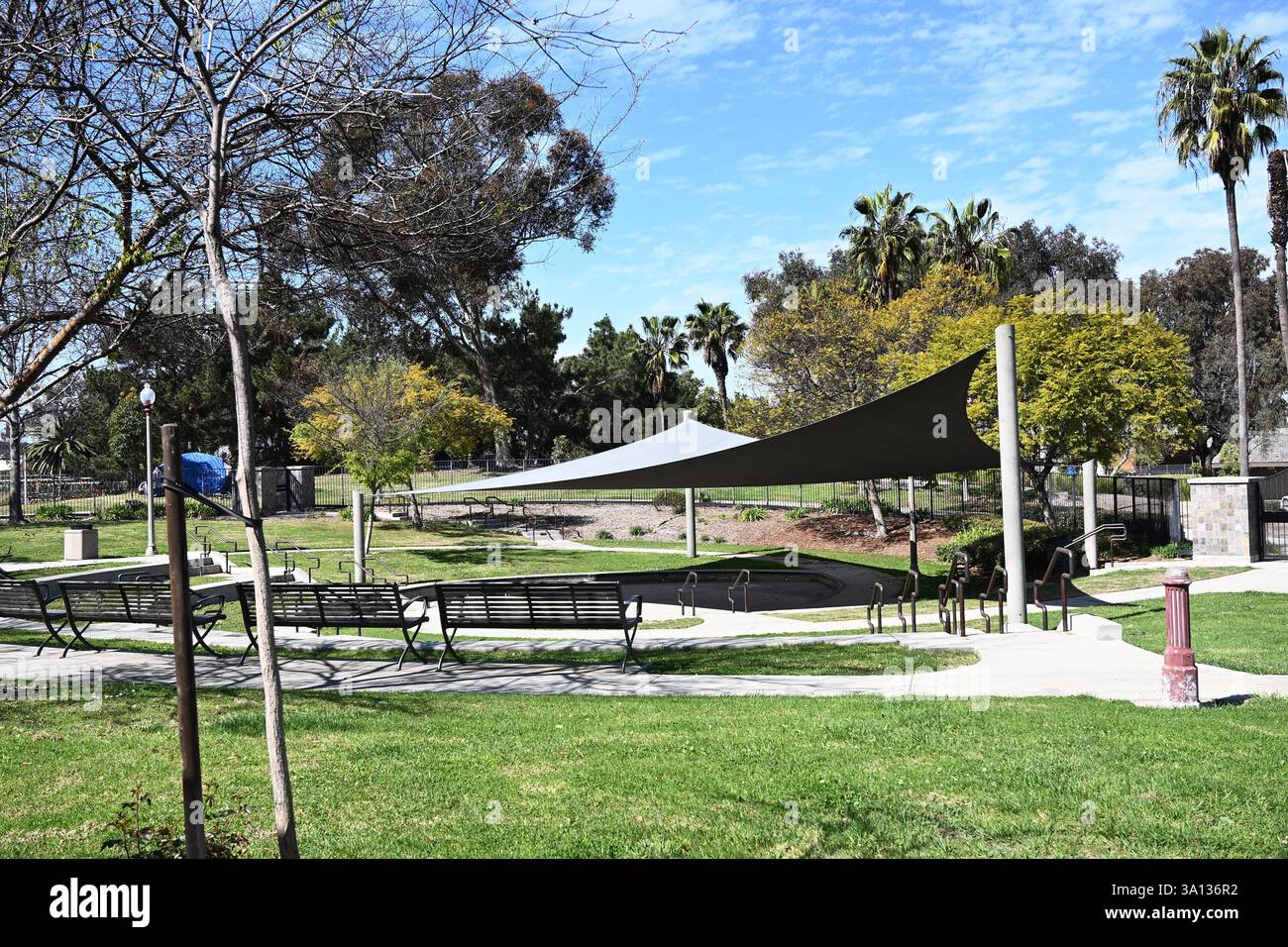LONG BEACH, CALIFORNIE - 28 février 2025 : Cesar Chavez Park Amphitheater sur Golden Avenue. Banque D'Images