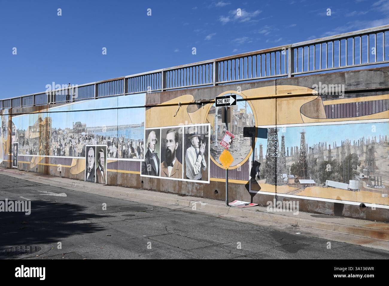 LONG BEACH, CALIFORNIE - 28 février 2025 : section de la murale historique de 2 pâtés de maisons de long sur la bretelle de sortie de la 6th Street de la Freeway 710, à l'extrémité nord de Banque D'Images