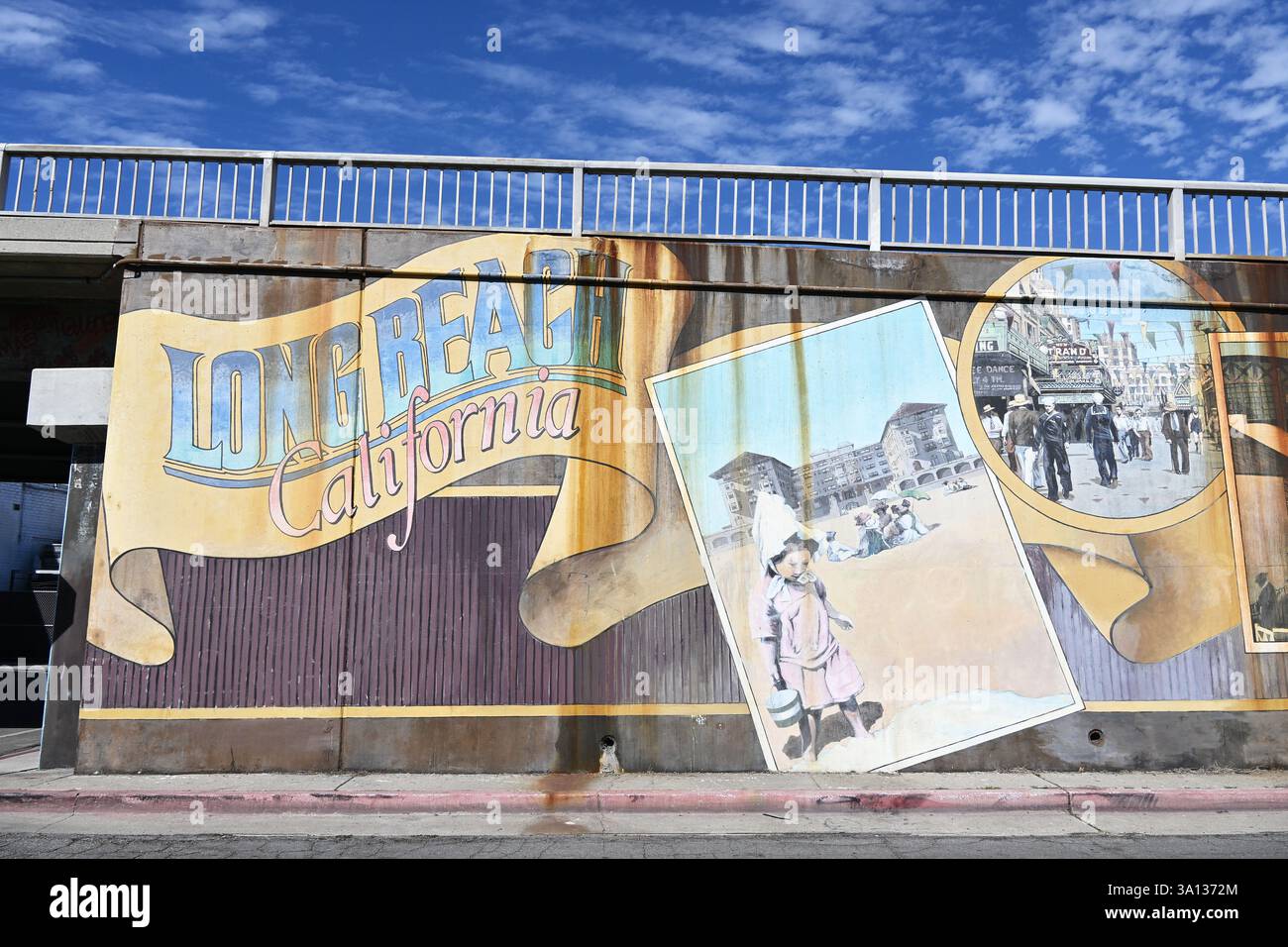 LONG BEACH, CALIFORNIE - 28 février 2025 : section de la murale historique de 2 pâtés de maisons de long sur la bretelle de sortie de la 6th Street de la Freeway 710, à l'extrémité nord de Banque D'Images