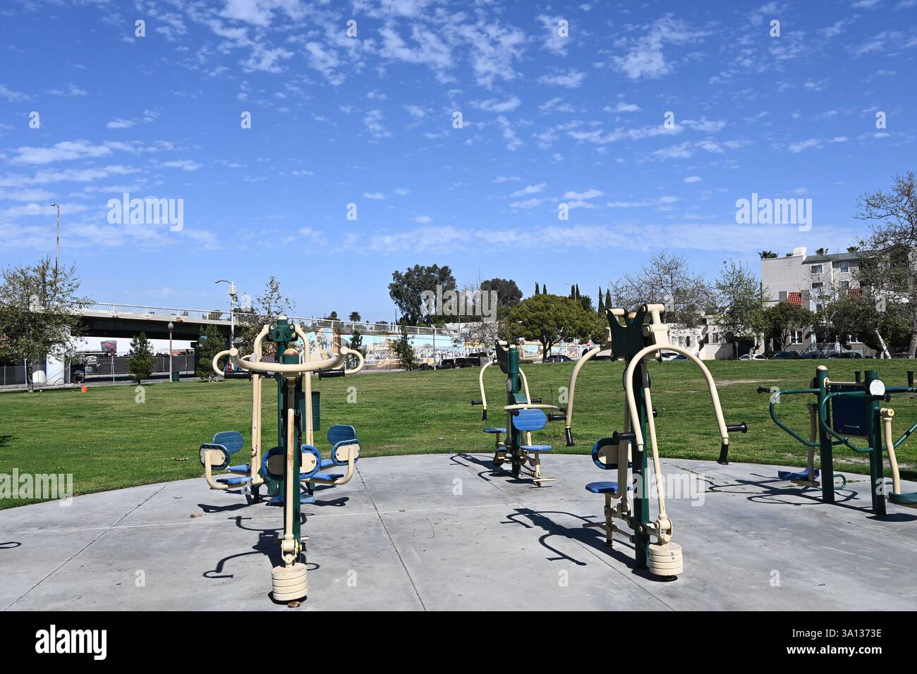 LONG BEACH, CALIFORNIE - 28 février 2025 : appareils d'exercice à l'amphithéâtre Cesar Chavez Park sur Golden Avenue. Banque D'Images