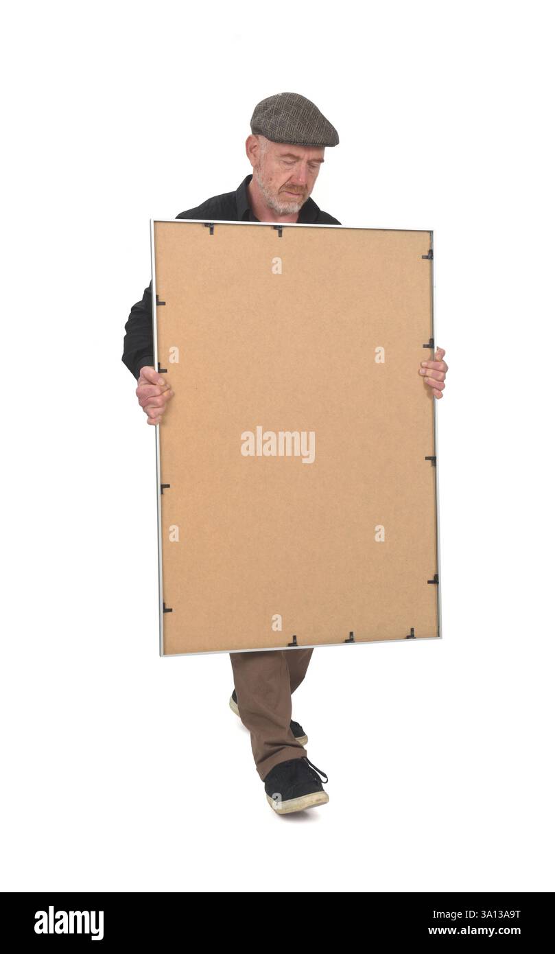 vue de face d'un homme qui marche portant un cadre sur fond blanc Banque D'Images