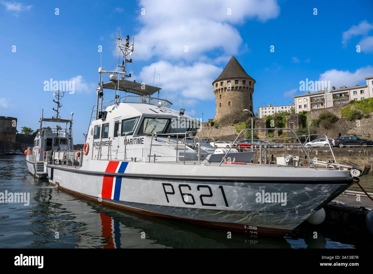 La France, le Finistère, Brest, l'arsenal, le port militaire est une base navale de la Marine française, et le Tour de la Motte-Tanguy en arrière-plan Banque D'Images