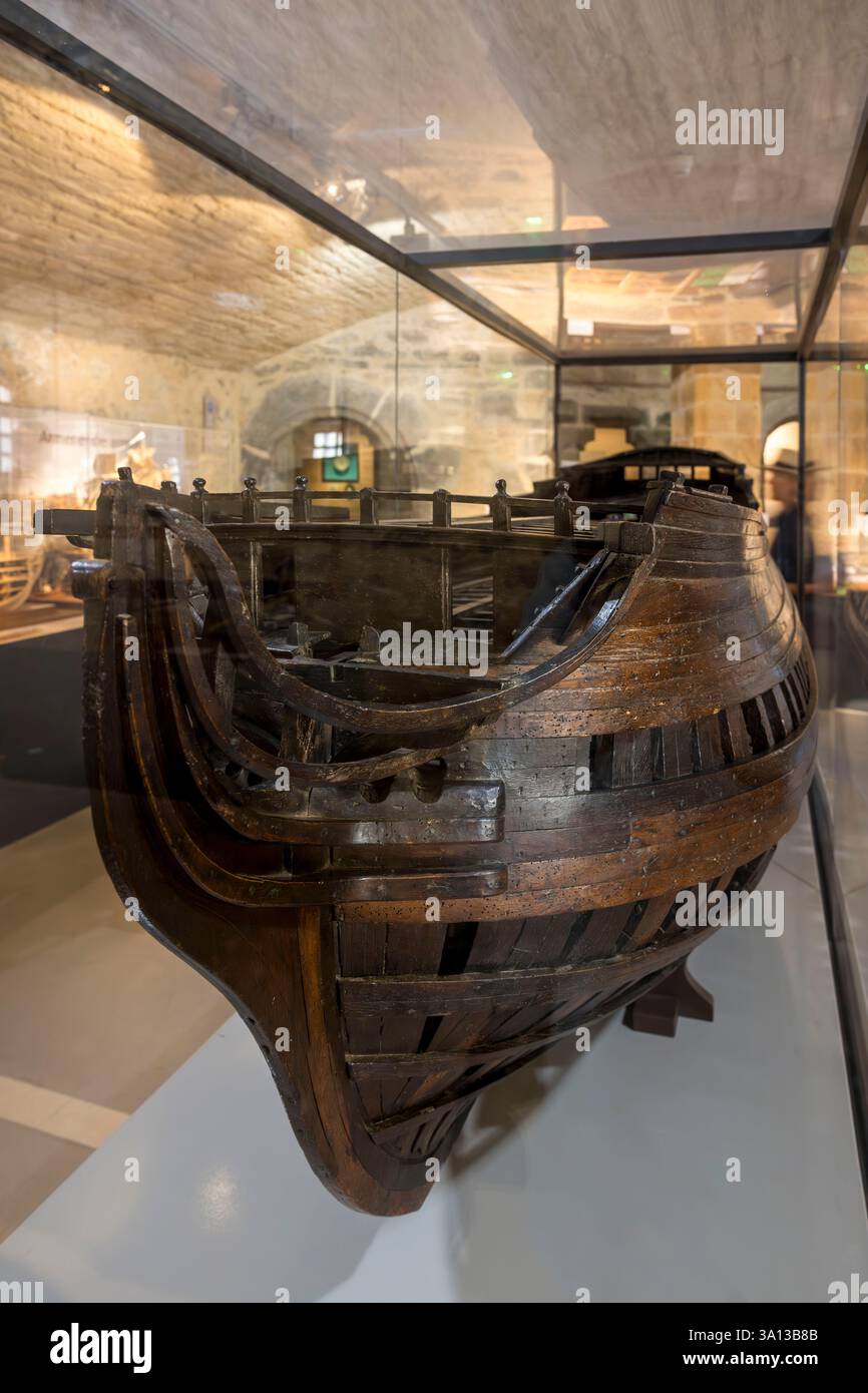 France, Finistère, Brest, Musée National maritime dans le château, maquette d'un navire à deux ponts utilisé pour la formation technique des cadets officiers (vers 1740) Banque D'Images