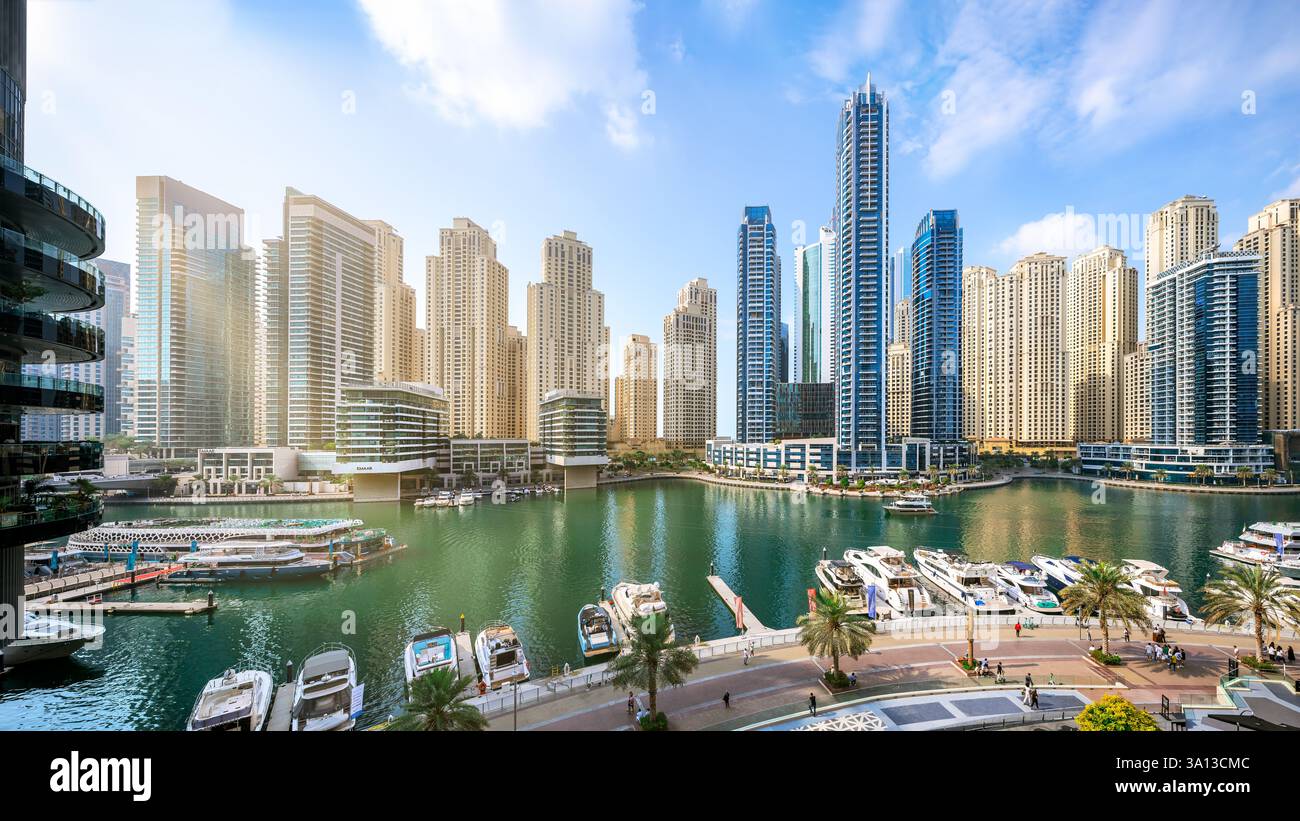 Dubaï, Émirats arabes Unis - 30 janvier 2025 - vue panoramique sur les bâtiments modernes de la marina de dubaï Banque D'Images