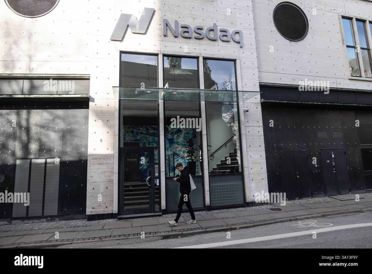 Un piéton passe devant l'entrée de la Bourse de Copenhague, exploitée par le Nasdaq, à Copenhague, au Danemark le Nasdaq Copenhague, anciennement connu sous le nom de la Bourse de Copenhague (en danois : Københavns Fondsbørs), est une place de marché internationale pour les titres danois, y compris les actions, obligations, bons du Trésor et billets, et les contrats à terme et options financiers. Banque D'Images