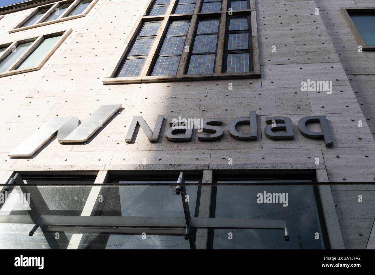 Un panneau Nasdaq est exposé à l'extérieur de la Bourse de Copenhague, au Danemark le Nasdaq Copenhague, anciennement connu sous le nom de la Bourse de Copenhague (en danois : Københavns Fondsbørs), est une place de marché internationale pour les titres danois, y compris les actions, obligations, bons du Trésor et billets à terme et options financières. Banque D'Images