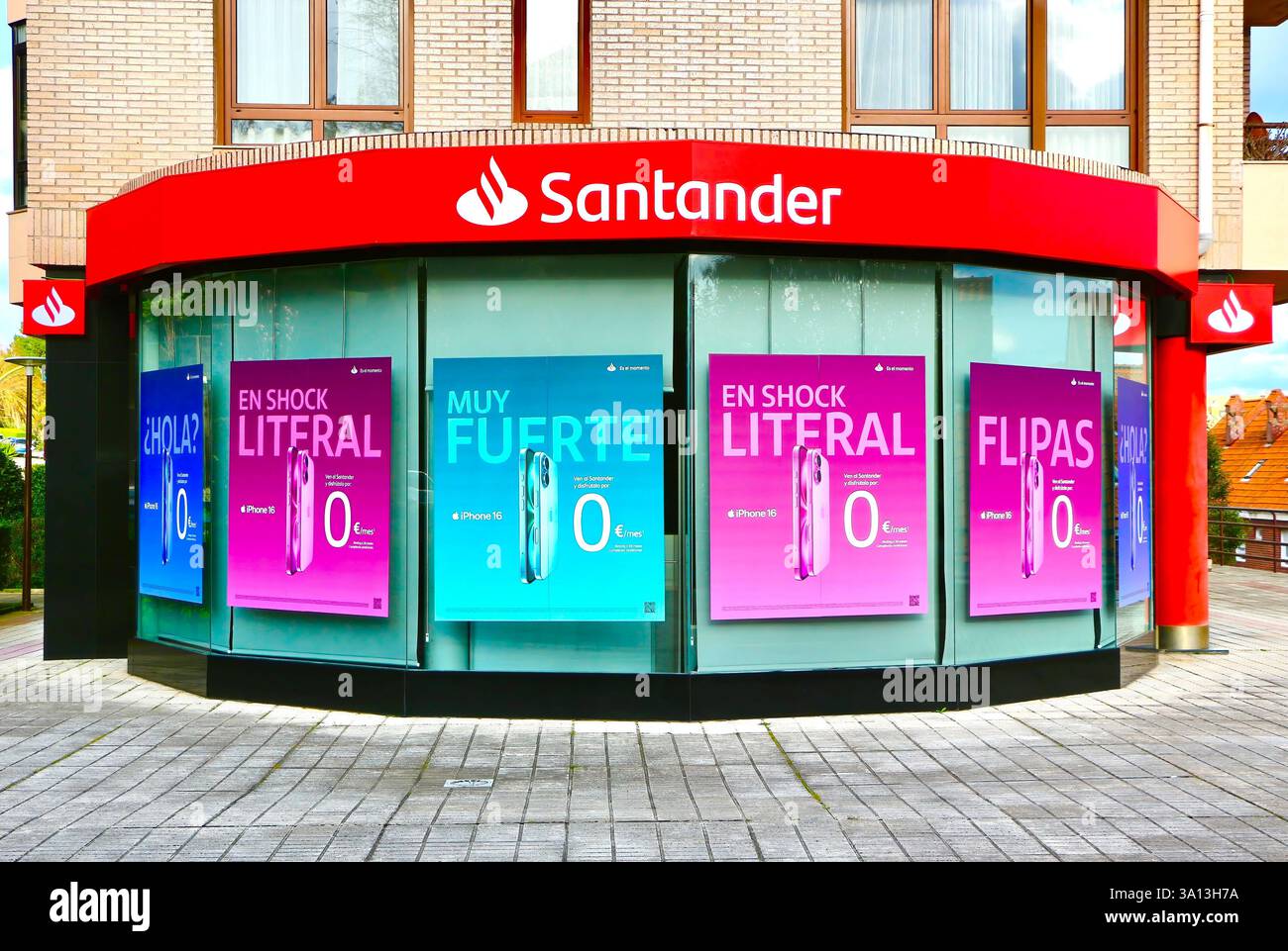 La succursale espagnole d'une banque Banco Santander avec une fenêtre semi-circulaire présente Avenida de Cantabria Santander Cantabria Espagne Europe Banque D'Images