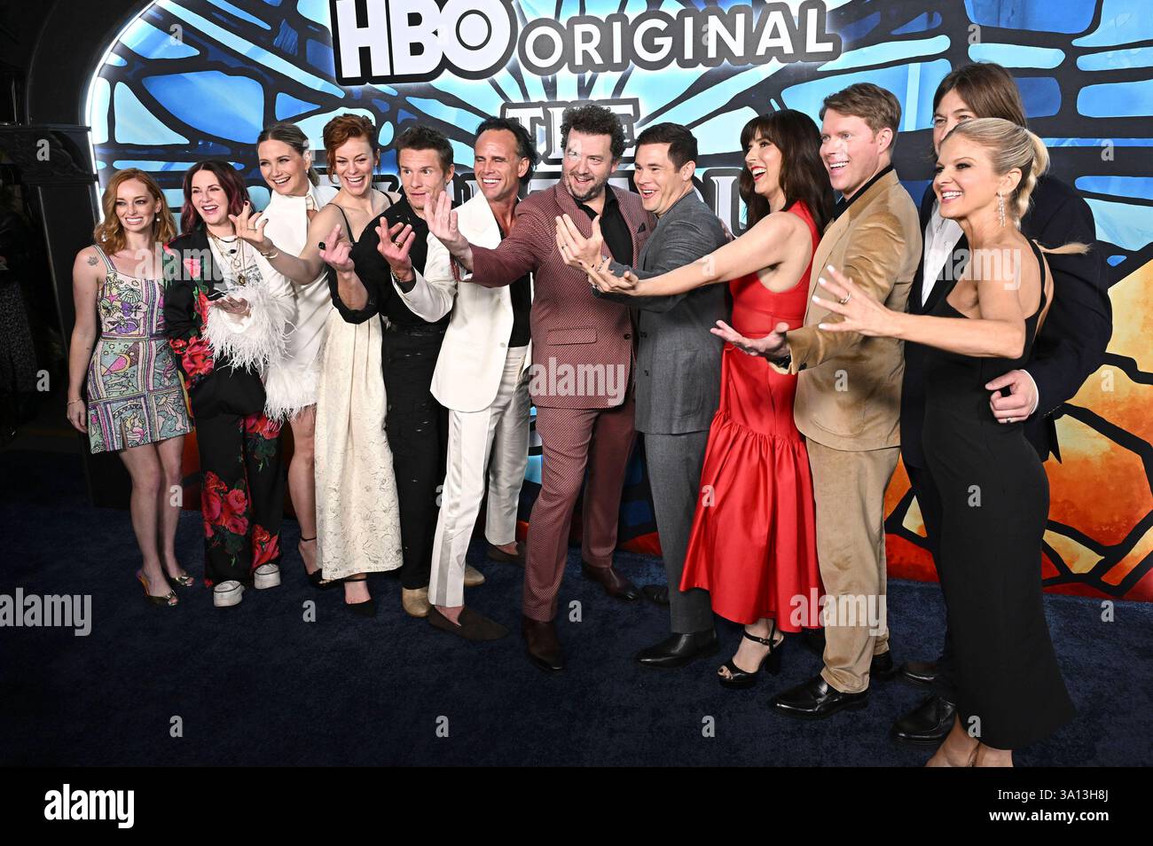 Valyn Hall, Megan Mullally, Jennifer Nettles, Cassidy Freeman, Tony Cavalero, Walton Goggins, Danny McBride, Arden Myrin, Adam Devine, EDI Patterson, Tim Baltz und Jody Hill BEI der Premiere der 4. Und finalen Staffel der HBO Serie The Righteous Gemstones in Paramount Theatre. Los Angeles, 05.03.2025 *** Valyn Hall, Megan Mullally, Jennifer Nettles, Cassidy Freeman, Tony Cavalero, Walton Goggins, Danny McBride, Arden Myrin, Adam Devine, EDI Patterson, Tim Baltz et Jody Hill lors de la première de la 4e et dernière saison de la série HBO The Righteous Gemstones au Paramount Theatre Los Angeles, Banque D'Images