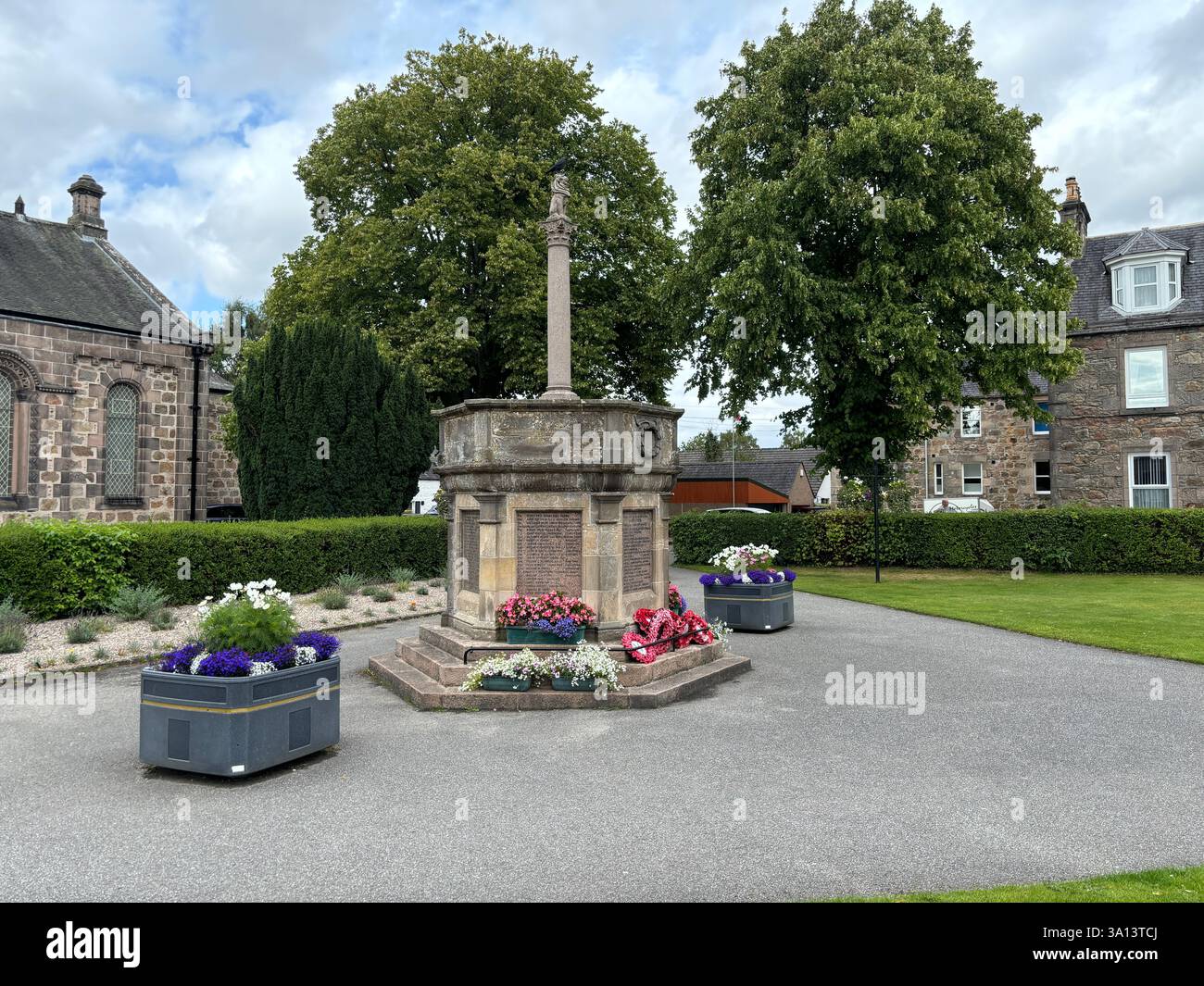 Belle ville écossaise des Highlands d'Aberlour dans le Speyside en Écosse. Anciens bâtiments en pierre et vue sur le village des bâtiments. Attraction touristique écossaise - Image de stock capturée avec un smartphone