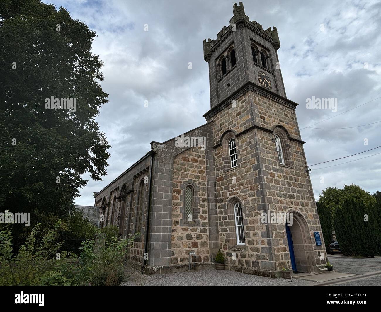 Belle ville écossaise des Highlands d'Aberlour dans le Speyside en Écosse. Anciens bâtiments en pierre et vue sur le village des bâtiments. Attraction touristique écossaise - Image de stock capturée avec un smartphone