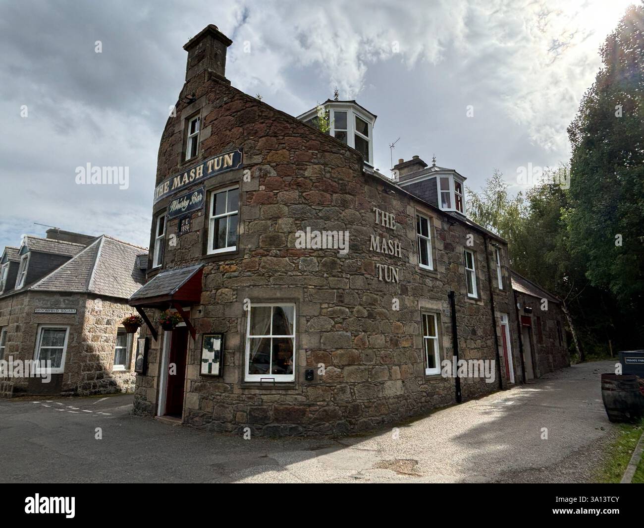 Belle ville écossaise des Highlands d'Aberlour dans le Speyside en Écosse. Anciens bâtiments en pierre et vue sur le village des bâtiments. Attraction touristique écossaise - Image de stock capturée avec un smartphone