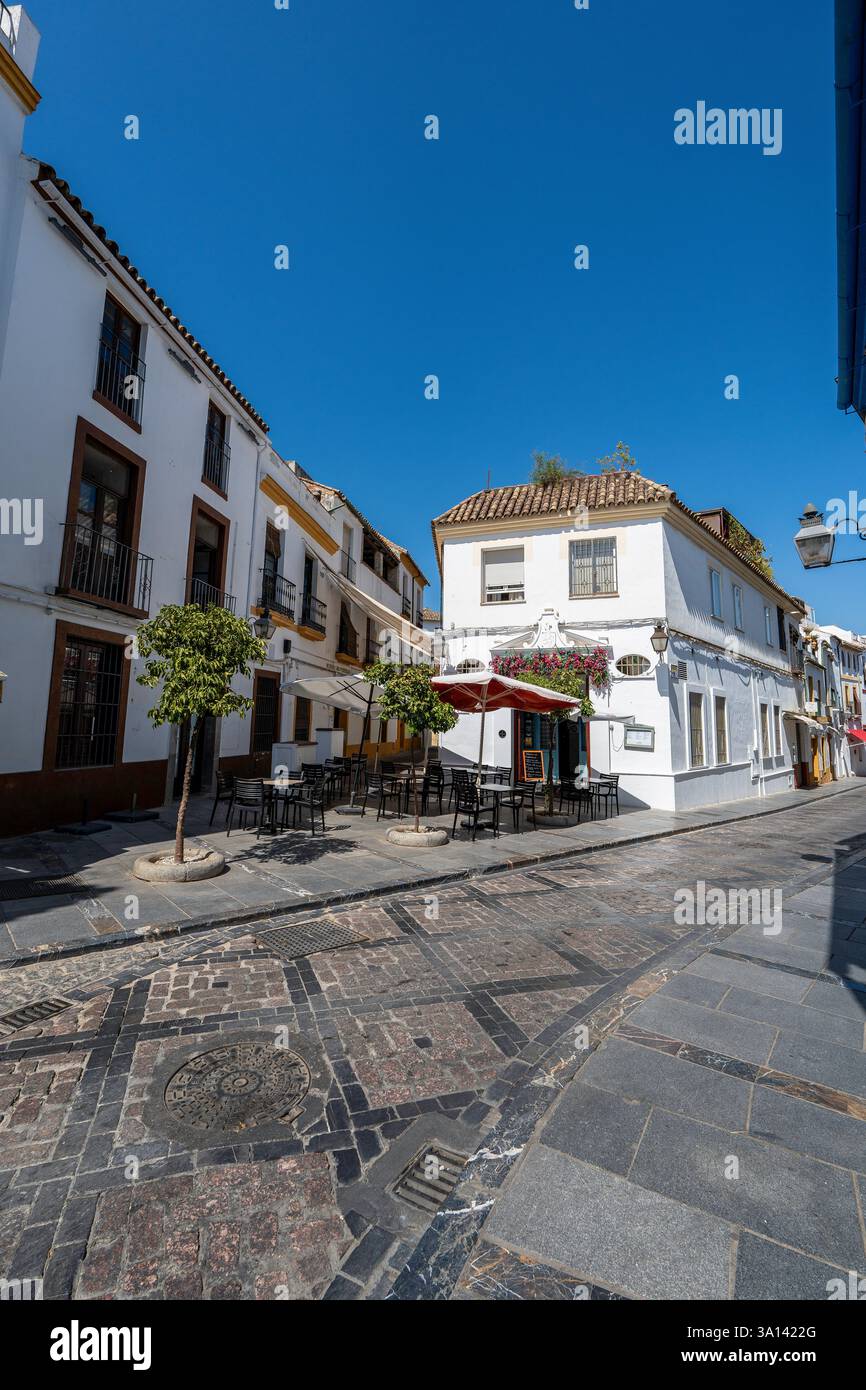 Sunlit Corner Café dans les rues historiques de Cordoue : façades blanchies à la chaux, échos mauresques, Alfresco Vibes et vibrant patrimoine méditerranéen - Andalousie! Banque D'Images