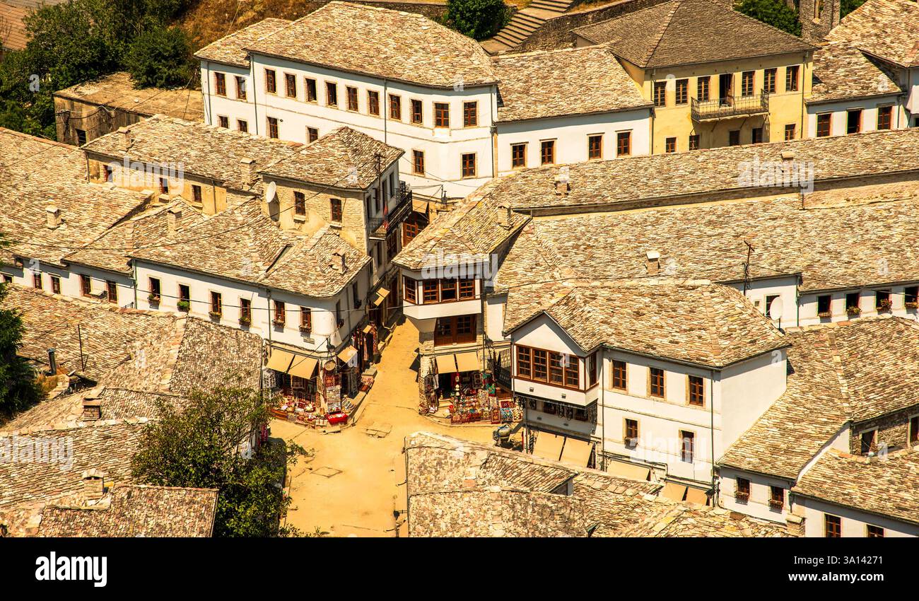 Quartier du marché au toit d'ardoise à Gjirokaster : un joyau de l'époque ottomane de la ville de pierre de l'Albanie et du patrimoine mondial de l'UNESCO niché au milieu des hauteurs des Balkans méridionaux Banque D'Images