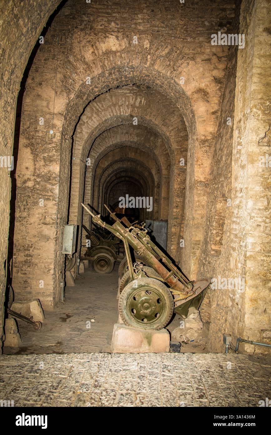 Canons silencieux dans le labyrinthe du château de Gjirokaster : couloir de la forteresse albanaise préservant l'artillerie usée du temps et les échos du patrimoine balkanique Banque D'Images