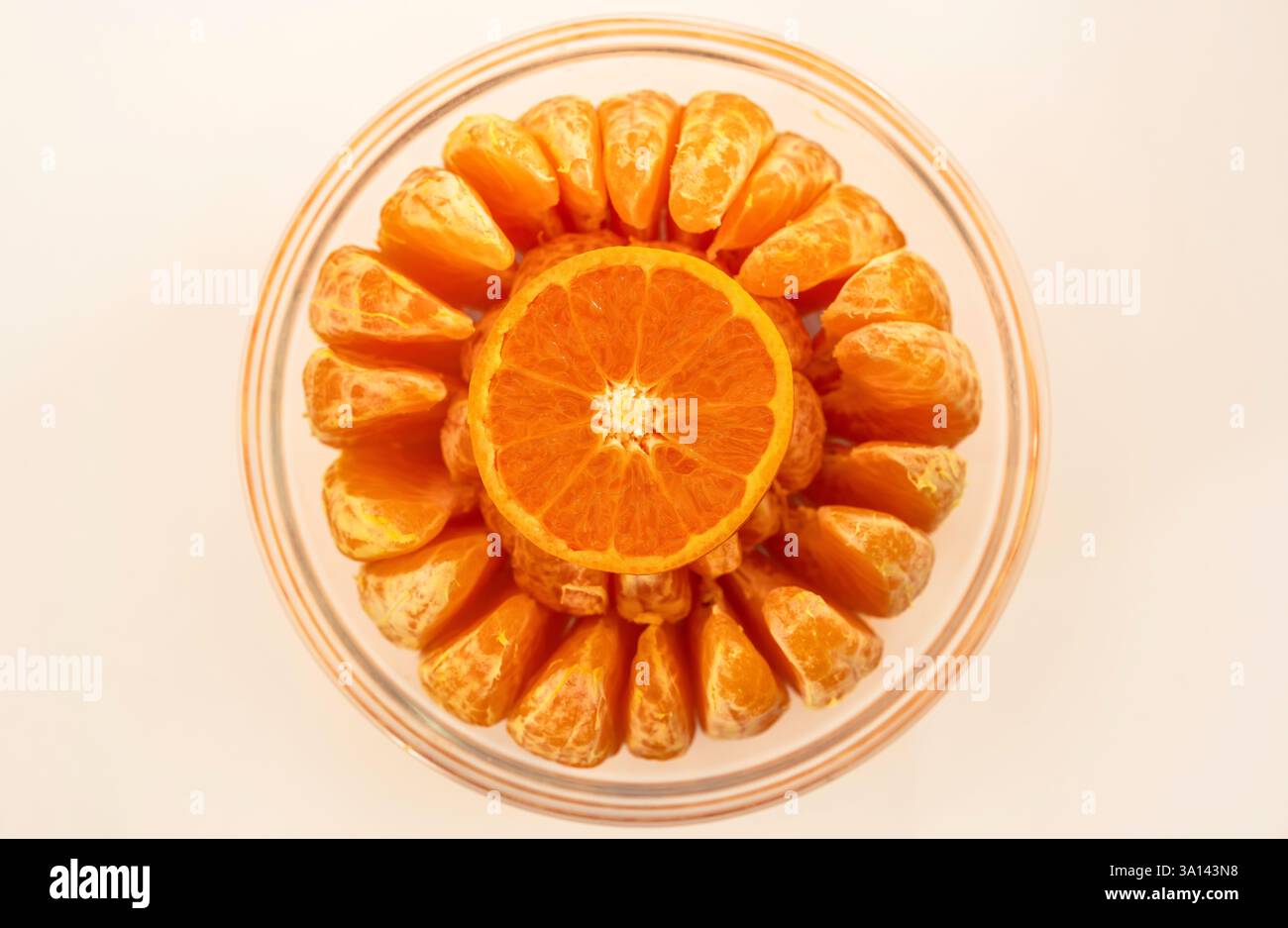 Une vitrine aérienne nette de segments orange concentriques avec une coupe transversale centrale, célébrant la géométrie minimaliste des agrumes dans une harmonie vibrante pour cul Banque D'Images Une vitrine aérienne nette de segments orange concentriques avec une coupe transversale centrale, célébrant la géométrie minimaliste des agrumes dans une harmonie vibrante pour cul Banque D'Images