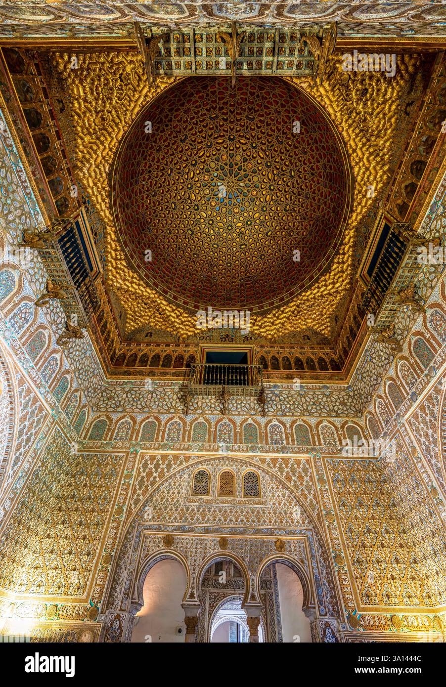 Dôme étincelant et arches mudéjar dans la Salón de los Embajadores : Alcázar royal de Séville, exquise grandeur andalouse d'inspiration mauresque Banque D'Images