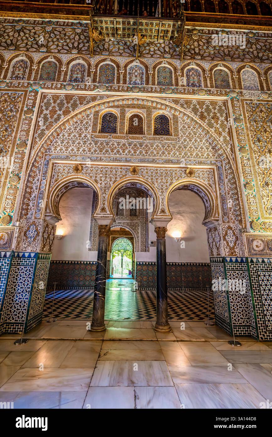Majesté mudéjar à la Salón de los Embajadores : entrée de l'Archway ornée dans le Royal Alcázar de Séville, avec colonnes de style mauresque et histoire royale Banque D'Images