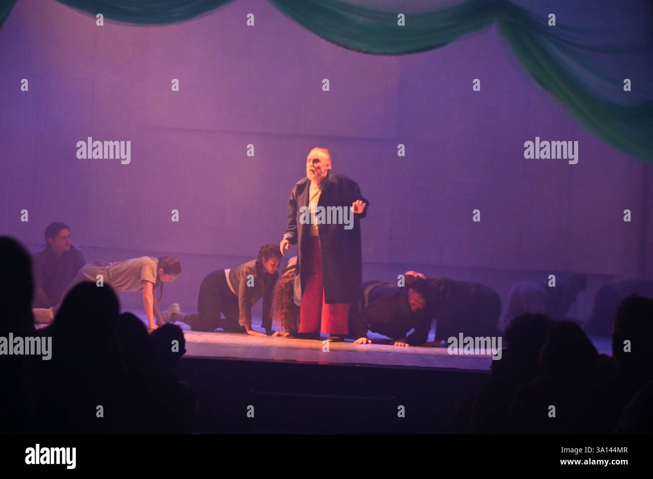 Santiago, Galice, Espagne. 6 mars 2025. Création de l'œuvre théâtrale du Centro de Arte Galego a burra a mesa e o pau. Crédit : Xan Gasalla / Alamy Live News. Banque D'Images