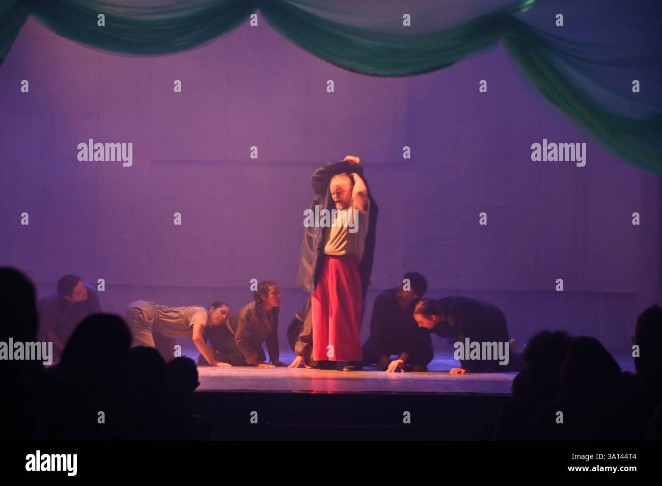 Santiago, Galice, Espagne. 6 mars 2025. Création de l'œuvre théâtrale du Centro de Arte Galego a burra a mesa e o pau. Crédit : Xan Gasalla / Alamy Live News. Banque D'Images