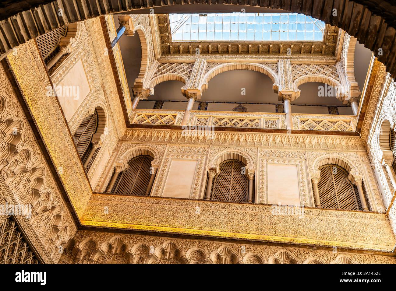 Sculptures mudéjar à couper le souffle et plafond de verre radieux dans le Patio de las Muñecas du Royal Alcázar de Séville : une Mar architecturale d'inspiration mauresque Banque D'Images
