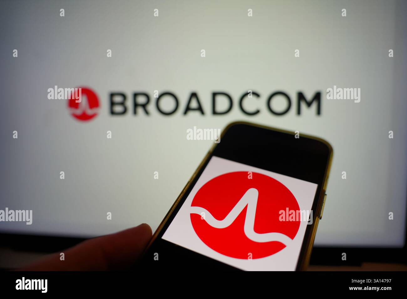 Roosendaal, pays-Bas - 6 mars 2025 : un téléphone portable affichant le logo de Broadcom, avec le site Web de la société en arrière-plan. Banque D'Images