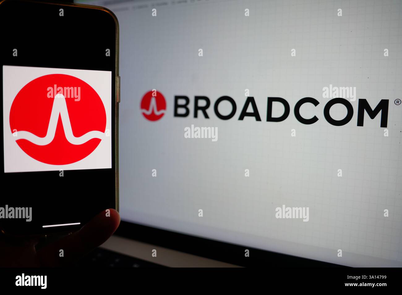 Roosendaal, pays-Bas - 6 mars 2025 : un téléphone portable affichant le logo de Broadcom, avec le site Web de la société en arrière-plan. Banque D'Images