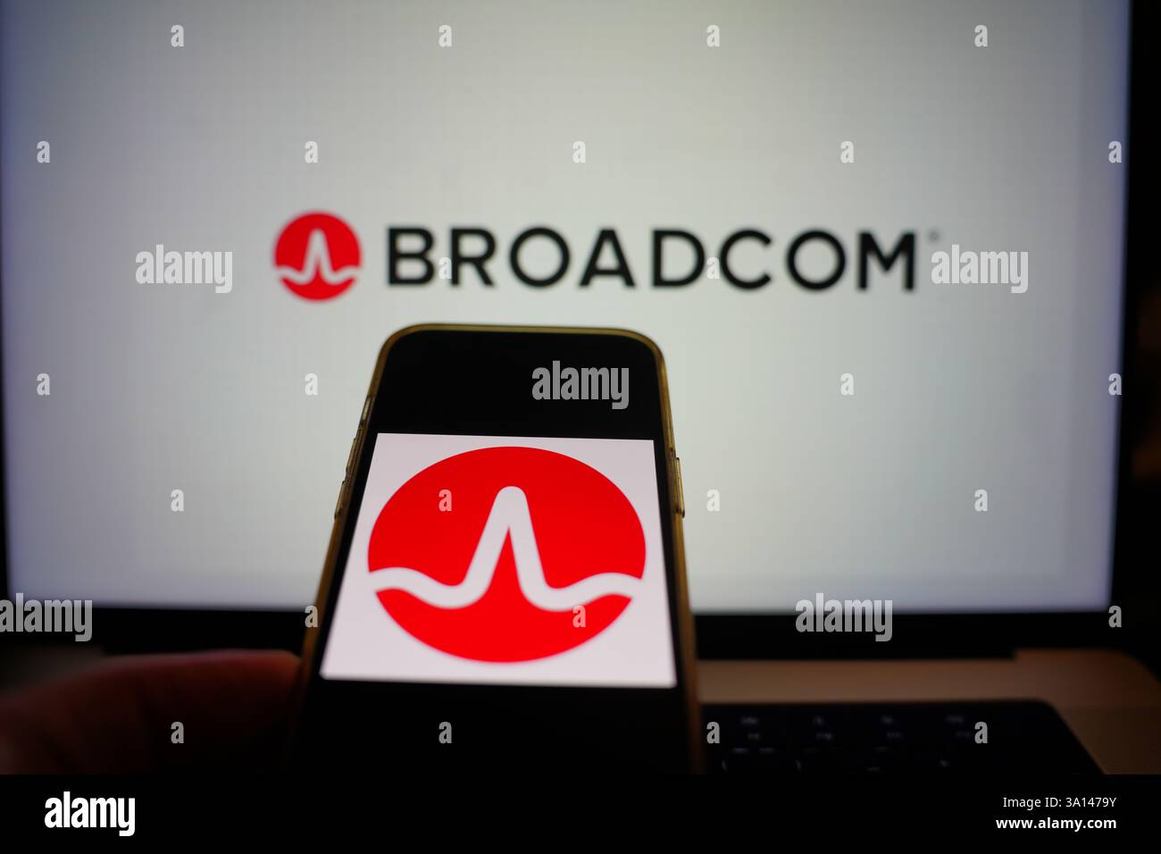 Roosendaal, pays-Bas - 6 mars 2025 : un téléphone portable affichant le logo de Broadcom, avec le site Web de la société en arrière-plan. Banque D'Images