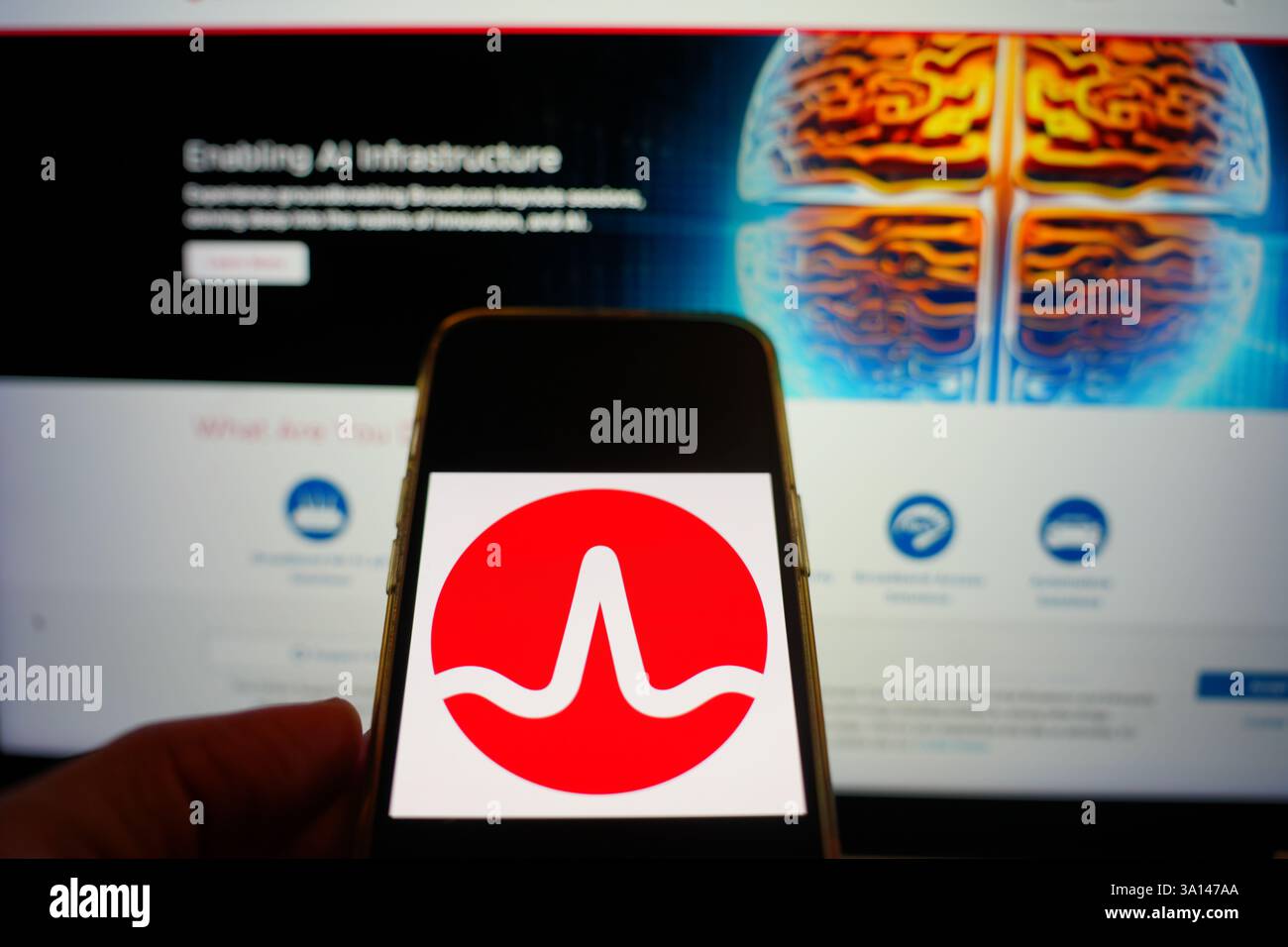 Roosendaal, pays-Bas - 6 mars 2025 : un téléphone portable affichant le logo de Broadcom, avec le site Web de la société en arrière-plan. Banque D'Images