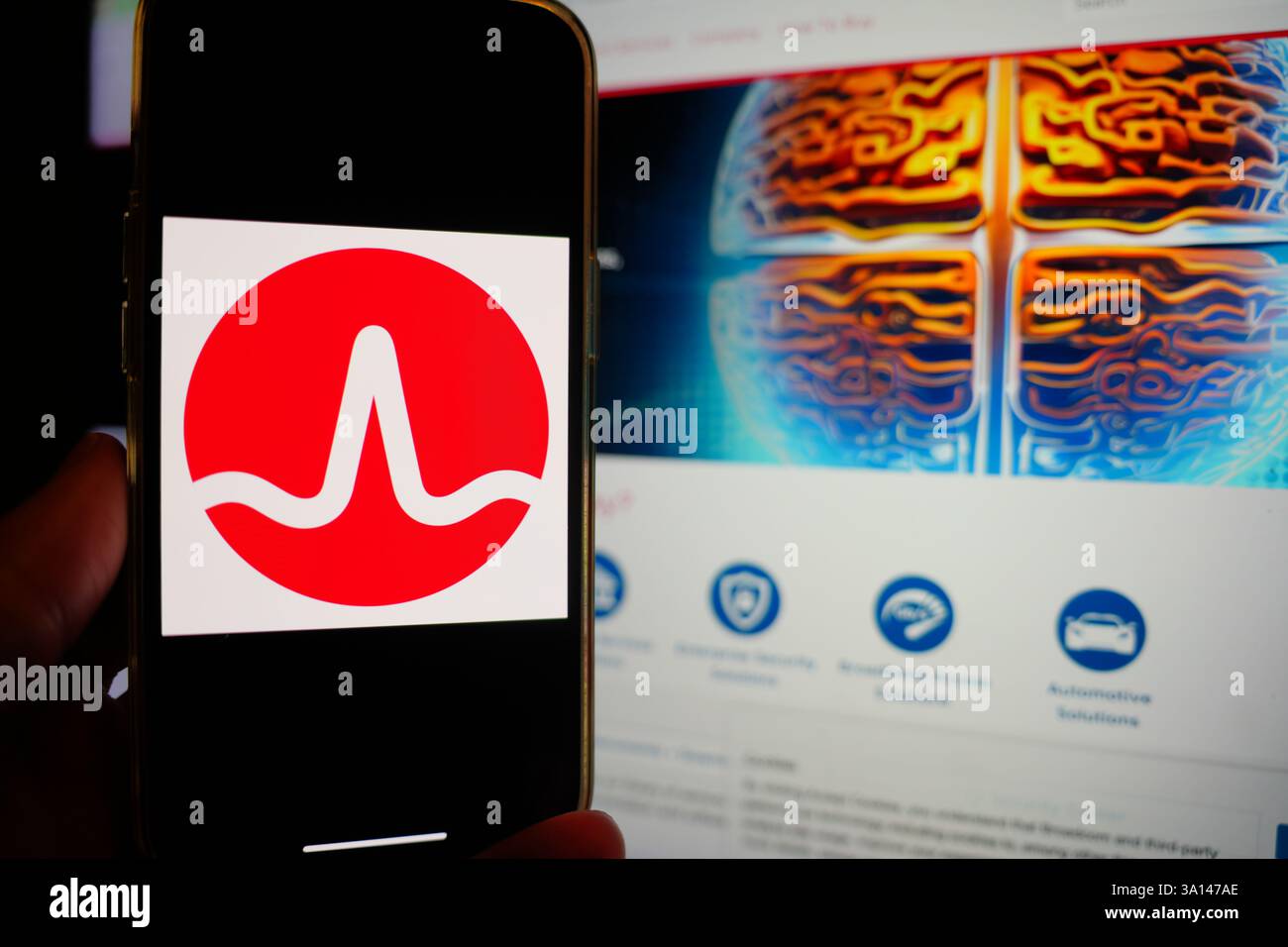 Roosendaal, pays-Bas - 6 mars 2025 : un téléphone portable affichant le logo de Broadcom, avec le site Web de la société en arrière-plan. Banque D'Images