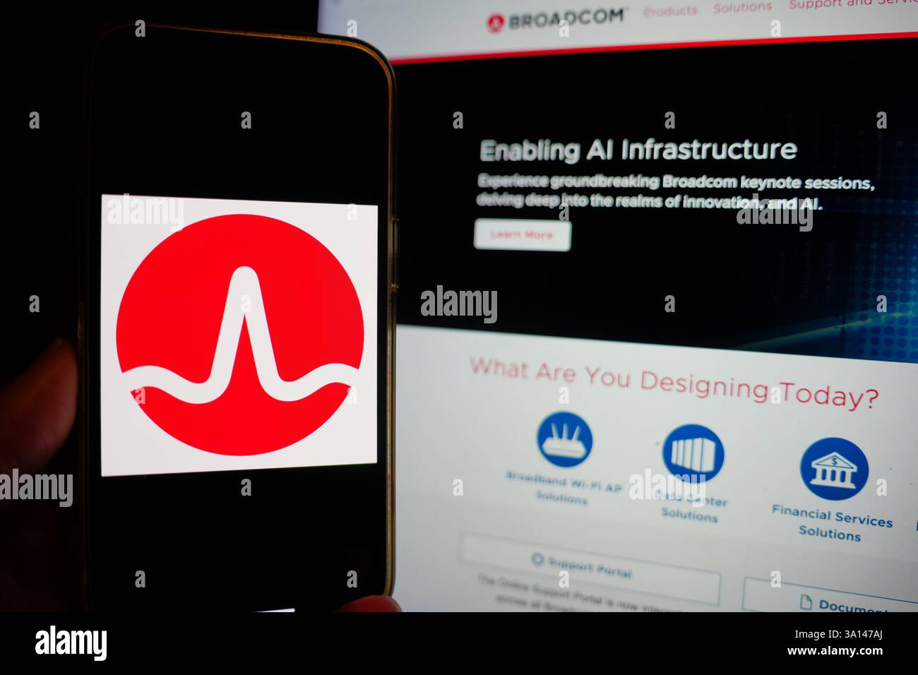 Roosendaal, pays-Bas - 6 mars 2025 : un téléphone portable affichant le logo de Broadcom, avec le site Web de la société en arrière-plan. Banque D'Images