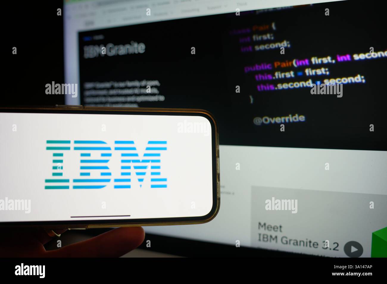 Roosendaal, pays-Bas - 6 mars 2025 : un téléphone portable affichant le logo d'IBM, avec le site Web de l'entreprise en arrière-plan. Banque D'Images