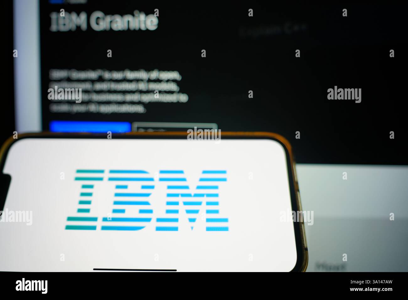Roosendaal, pays-Bas - 6 mars 2025 : un téléphone portable affichant le logo d'IBM, avec le site Web de l'entreprise en arrière-plan. Banque D'Images