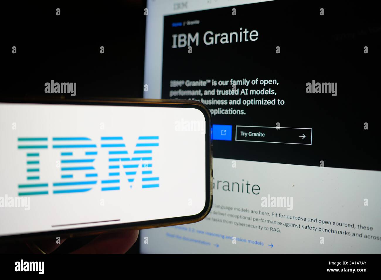 Roosendaal, pays-Bas - 6 mars 2025 : un téléphone portable affichant le logo d'IBM, avec le site Web de l'entreprise en arrière-plan. Banque D'Images