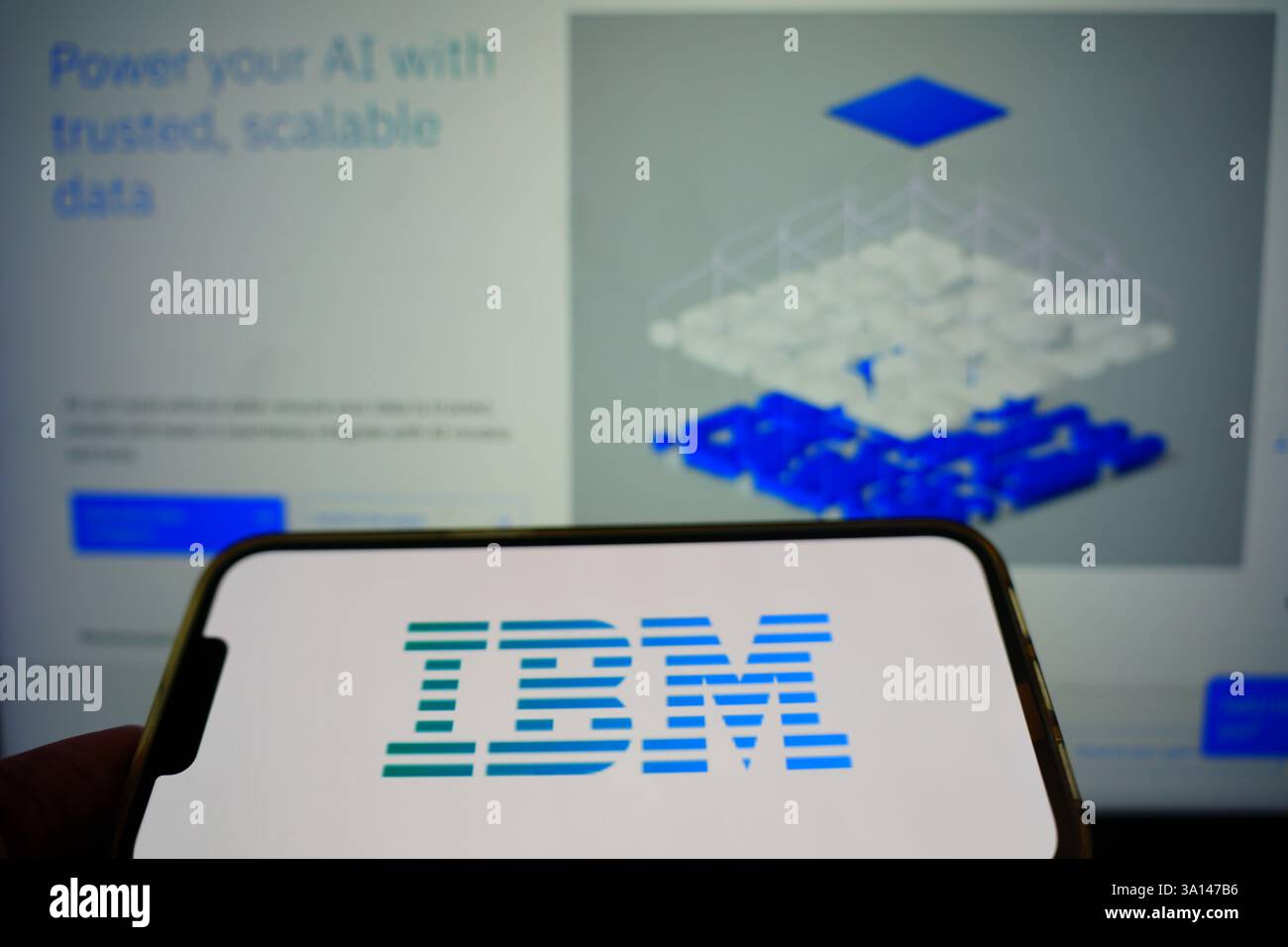 Roosendaal, pays-Bas - 6 mars 2025 : un téléphone portable affichant le logo d'IBM, avec le site Web de l'entreprise en arrière-plan. Banque D'Images