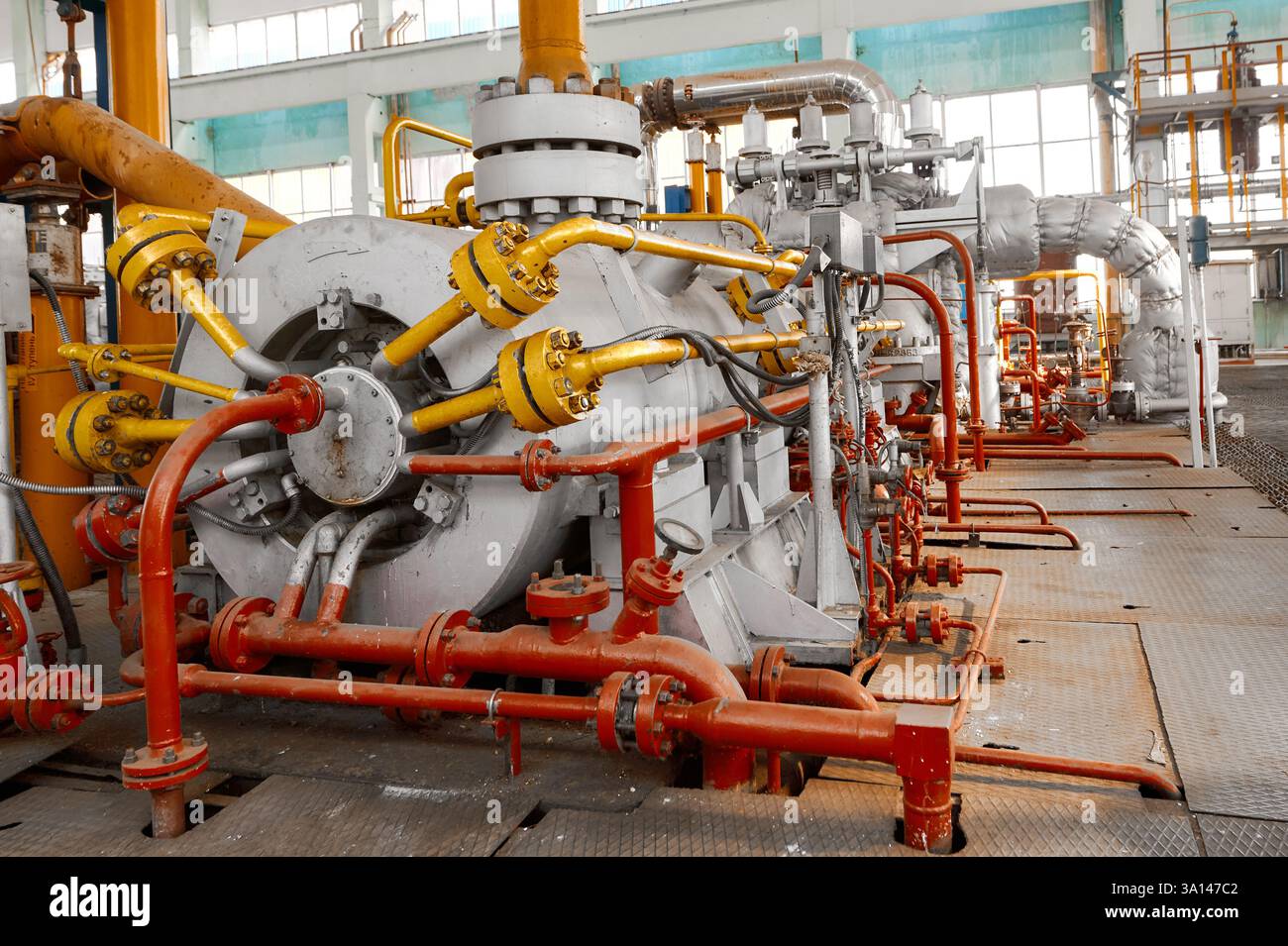 Système de pompe industriel puissant dans une usine chimique avec canalisations et machines intégrées pendant les heures de fonctionnement Banque D'Images
