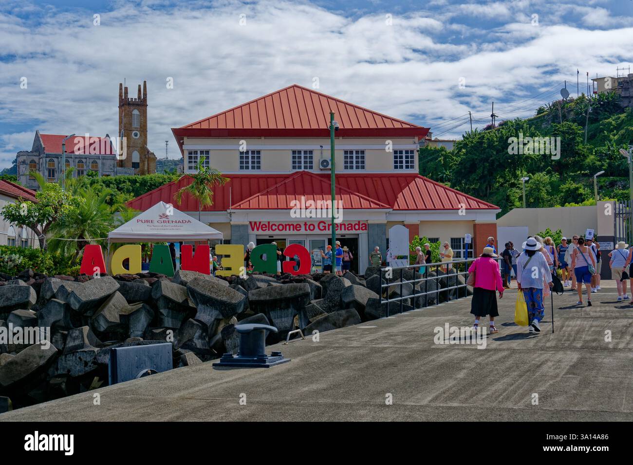 Granada - St George's - bâtiment d'accueil sur le quai des bateaux de croisière avec les clients marchant dans une journée ensoleillée. Banque D'Images