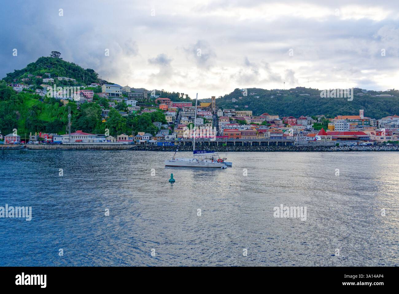 Grenade - vue sur Saint-Georges depuis la mer avec un catamaran au premier plan. Banque D'Images