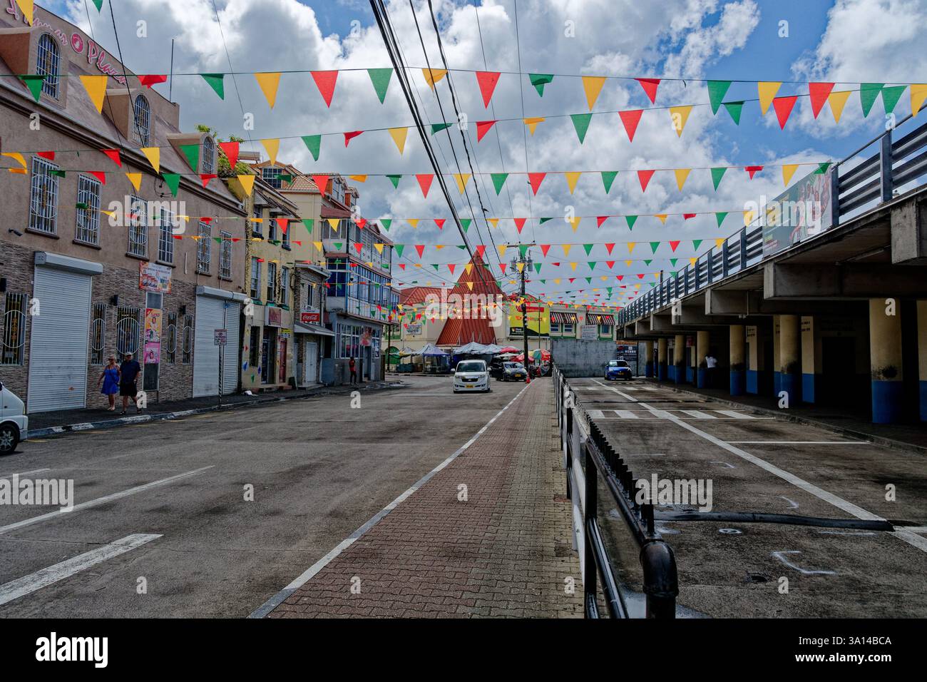 Grenade - les drapeaux du festival St George survolent les rues Banque D'Images