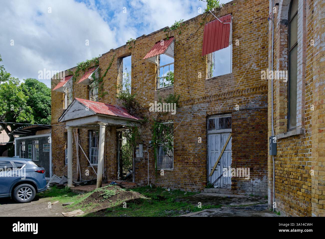 Grenade - St George - coquille avant d'une maison endommagée par un ouragan. Banque D'Images