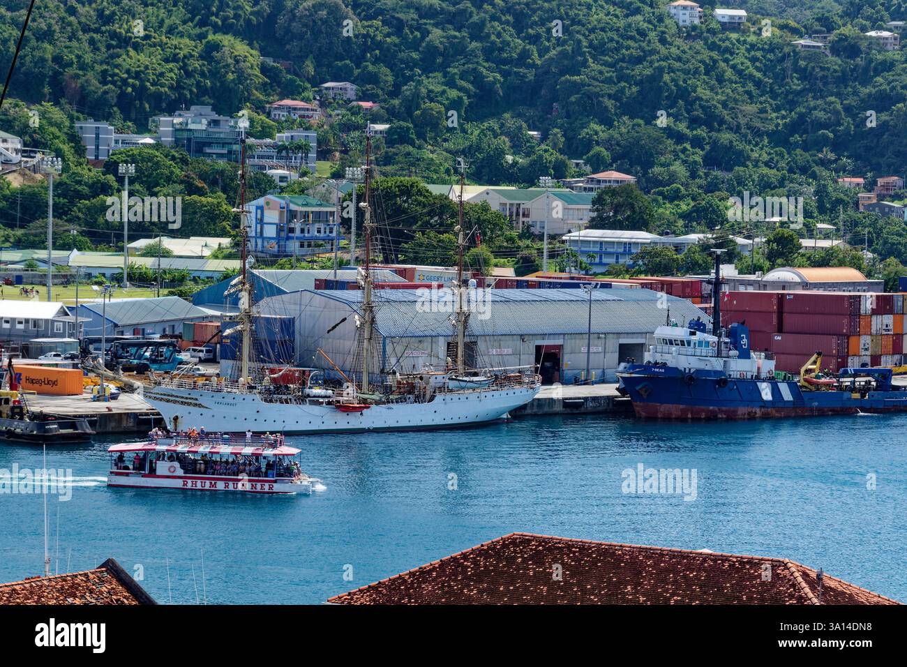Grenade - Port de St George avec voilier et bateau de croisière dans le port. Banque D'Images