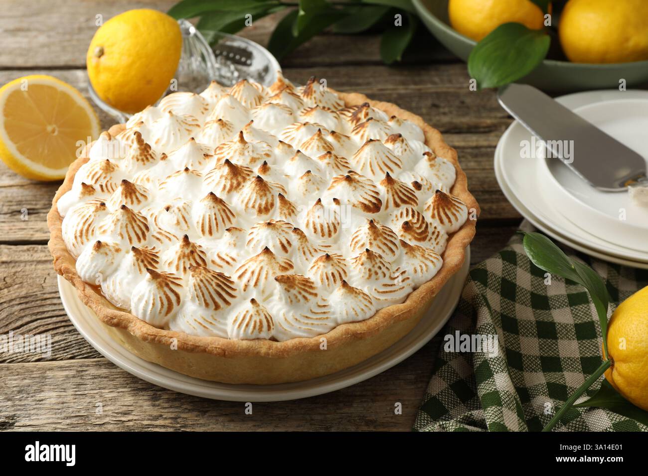 Délicieuse tarte meringue et citrons sur table en bois, gros plan Banque D'Images