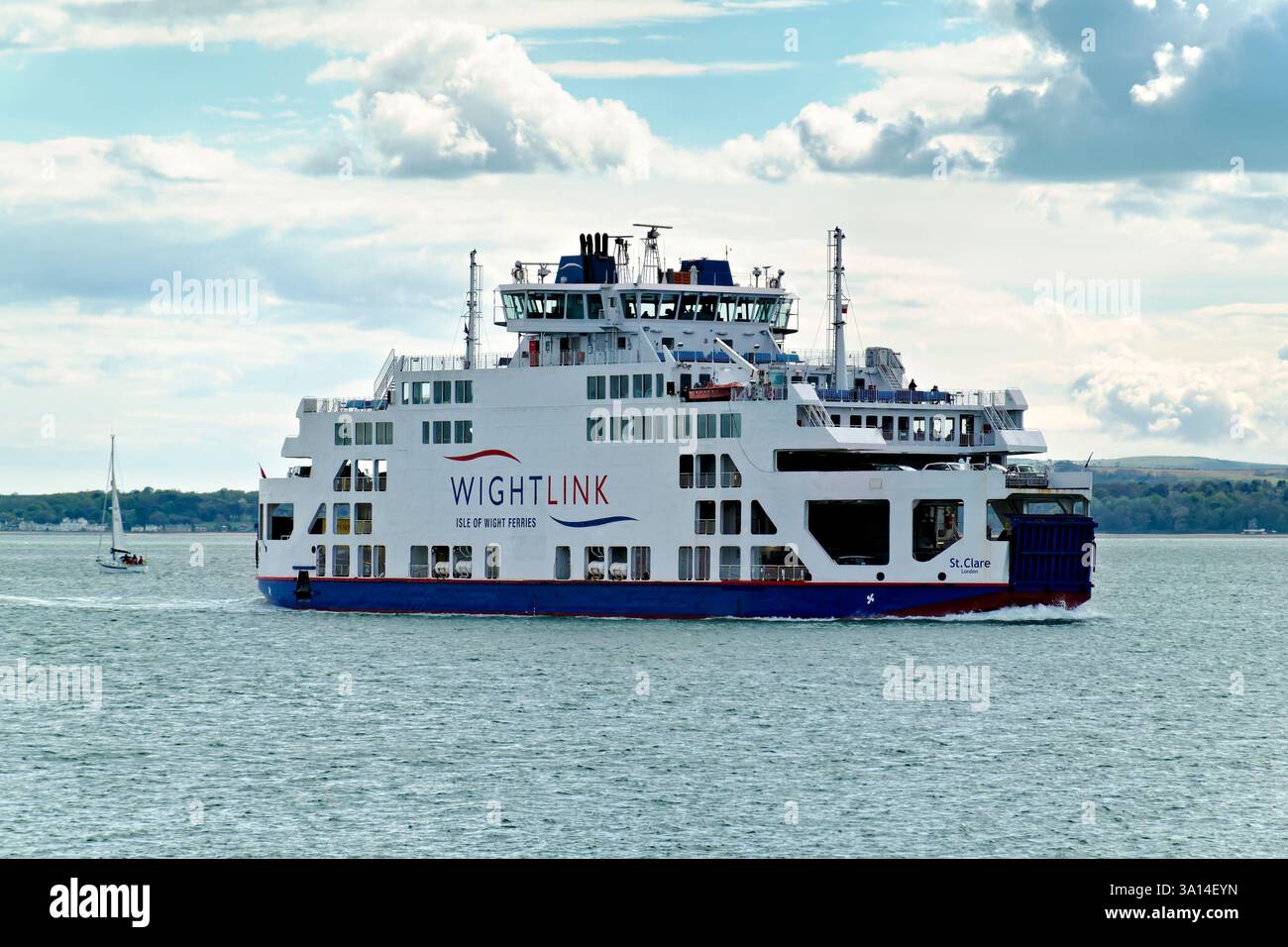 Portsmouth, Hampshire, Angleterre, Royaume-Uni - 17 avril 2024 : le ferry Wightlink St Clare traverse le Solent de Fishbourne, île de Wight, à Portsmouth, Angleterre Banque D'Images