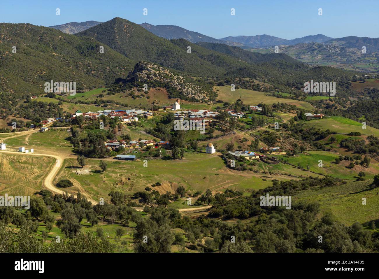 La route rurale R408 serpente à travers les montagnes du Rif au Maroc, en passant par des villages traditionnels nichés dans le paysage montagneux. Banque D'Images