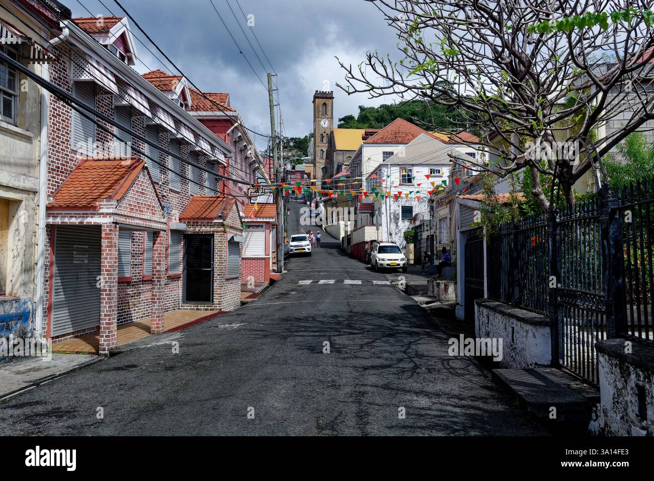 St George à Grenade - une rue montrant des bâtiments intéressants ainsi que la cathédrale catholique au loin. Banque D'Images