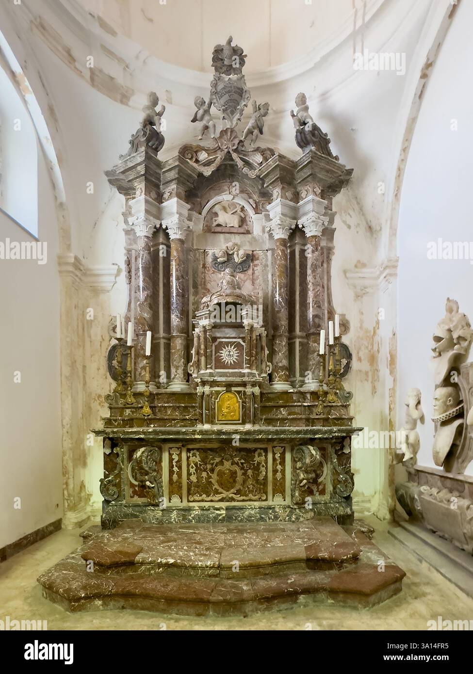 Taormina, Sicile, Italie - 5 juillet 2024 : Piazza Duomo. À l'intérieur de la cathédrale, autel monumental dans la chapelle du Saint-Sacrement Banque D'Images