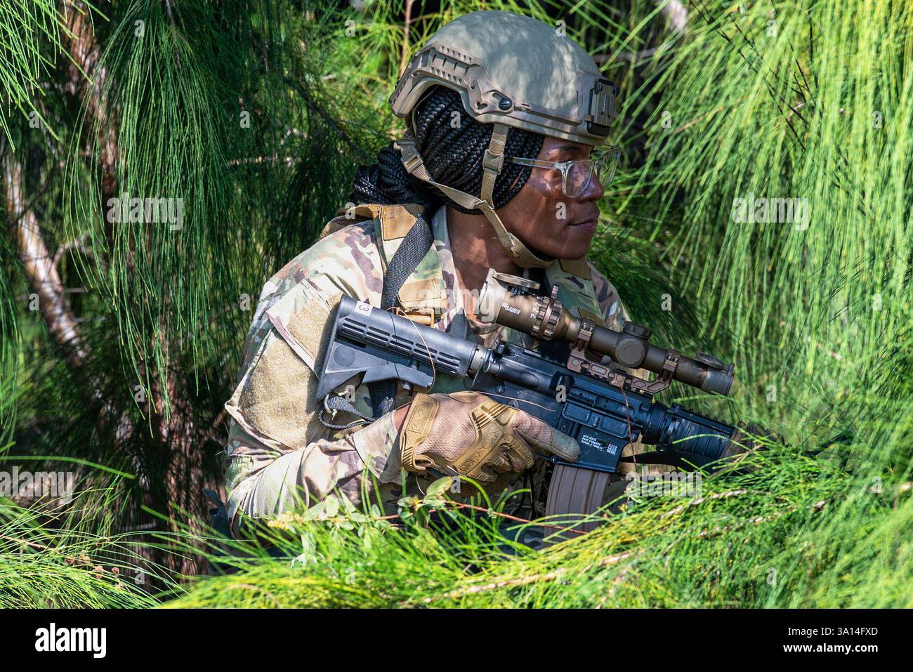 27 février 2025 - Homestead Air Reserve base, Floride, États-Unis - L'aviateur de 1re classe Christina Burrel, une défenseuse du 482e escadron des forces de sécurité, sécurise une position défensive dans une zone boisée lors de l'exercice Mosaic Gecko II à Homestead Air Reserve base, Floride, le 27 février 2024. La formation a testé des techniques de camouflage et des stratégies d'engagement rapide dans des endroits austères. (Crédit image : © Nickolas Swanson/U.S. Air Force/ZUMA Press Wire) À USAGE ÉDITORIAL EXCLUSIF ! Non destiné à UN USAGE commercial ! Banque D'Images